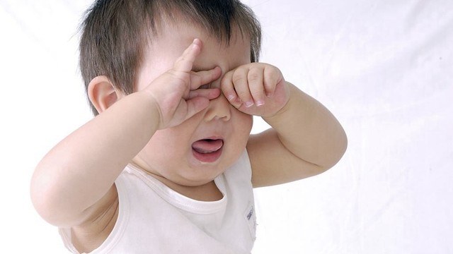 孩子晚上不肯睡觉，为何哭闹之后又睡着了？看完原因心疼宝宝