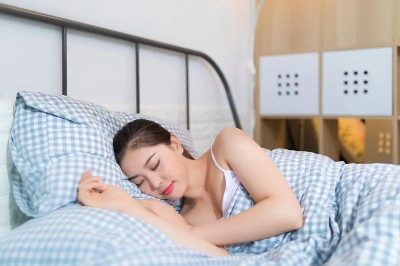 为什么睡觉时举起双手？用这几招可以改善睡眠